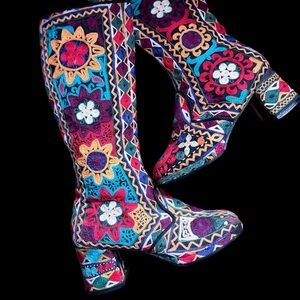 True vintage 1960s embroidered Go Go platform boots boots size 5